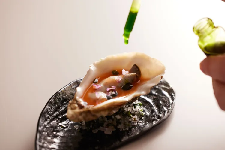 CRUDO：生蠔、紅蘿蔔、芳香萬壽菊。業者提供