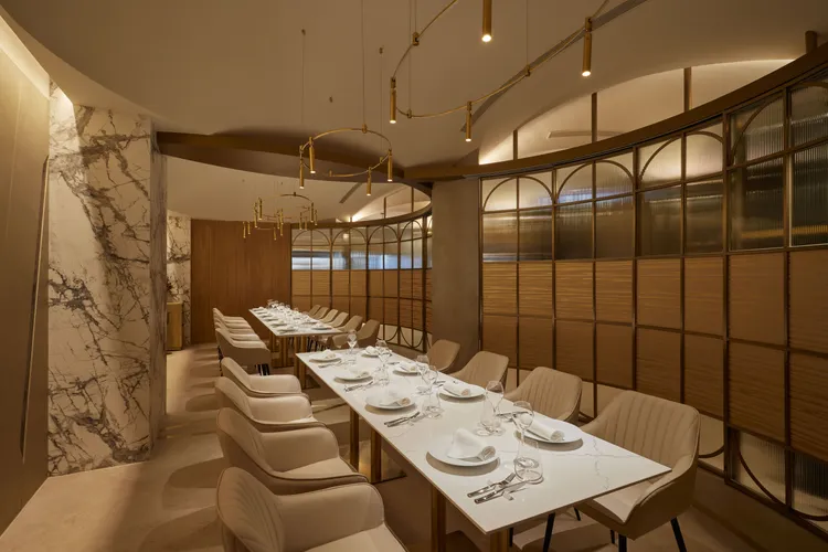 FRASSI提供包廂客席，含8人、12人包廂，亦可合併為20人包廂。業者提供