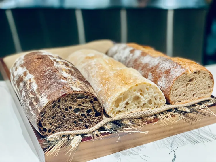 三款手工麵包：黑啤酒、巧巴達與鄉村麵包。曾仲葳攝