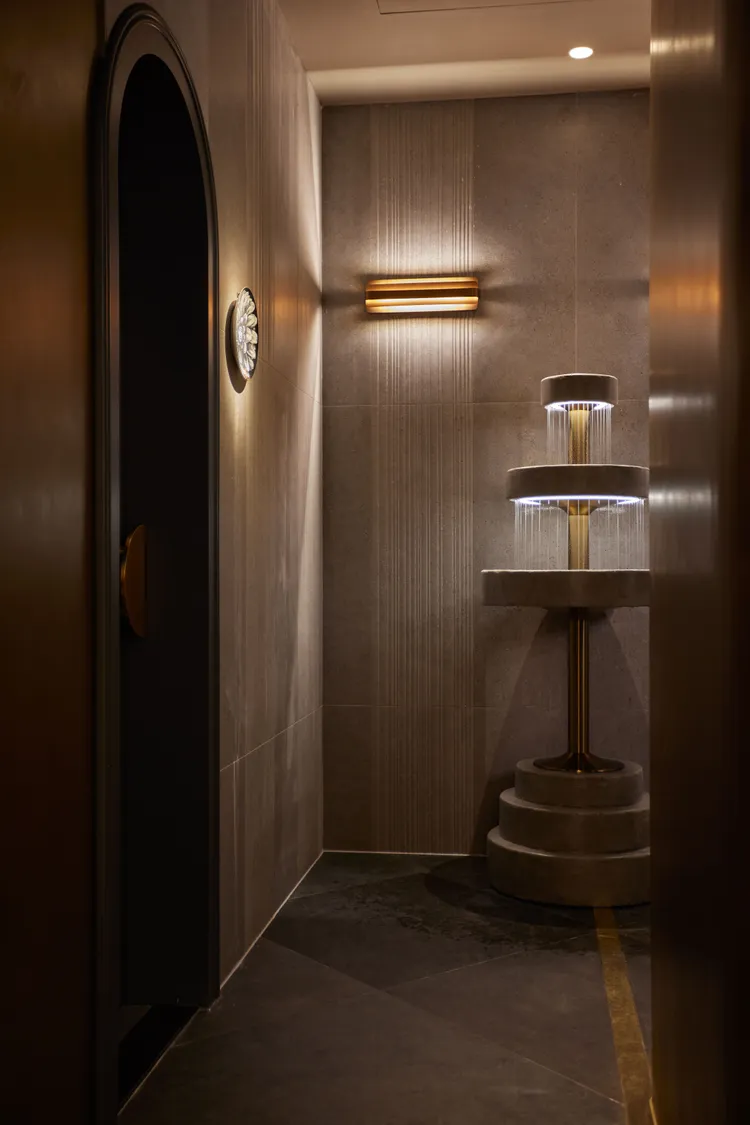 FRASSI的洗手間廊道透過噴泉優雅阻隔。業者提供