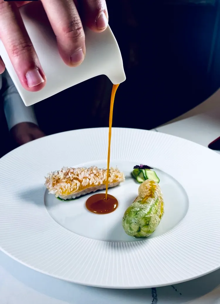 「馬頭魚、櫛瓜花、義式海鮮醬」。曾仲葳攝