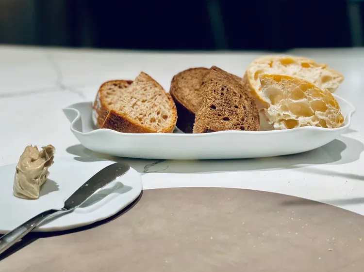 手工麵包可搭配黑蒜奶油或與後續餐點一同享用。曾仲葳攝