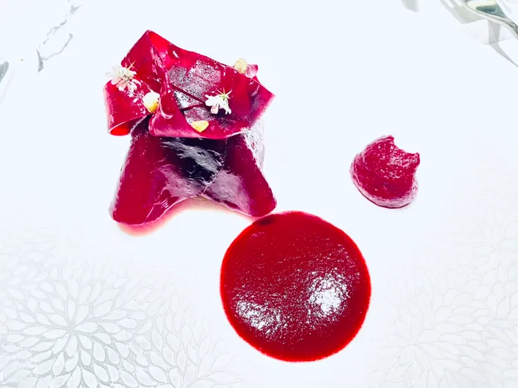 ANTIPASTO前菜「義式豬蹄香腸、鴨肝、甜菜根」。曾仲葳攝