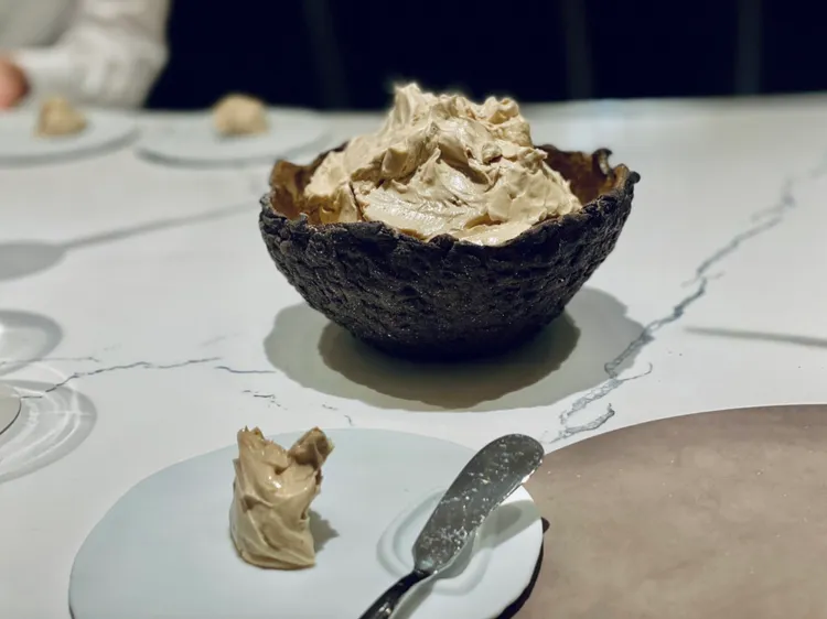 義式手工麵包搭配自製發酵黑蒜奶油，拉開晚宴序曲。曾仲葳攝