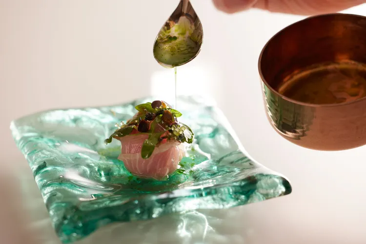 CRUDO：紅魽、乳清、松針。業者提供