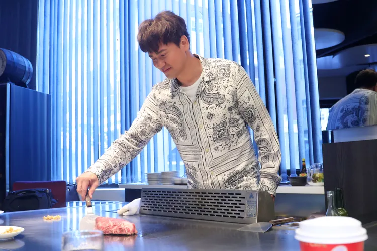 李聖傑愛吃也懂吃，經常下廚，夢想未來開牛肉麵店，他開唱前，吃鐵板燒祭五臟廟。