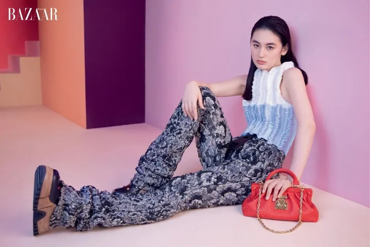 八木莉可子穿上LOUIS VUITTON 2023春夏系列提花刺繡背心與長褲，搭配短靴及手提鍊帶肩背包拍攝雜誌。翻攝《HARPERS BAZAAR》香港版官網