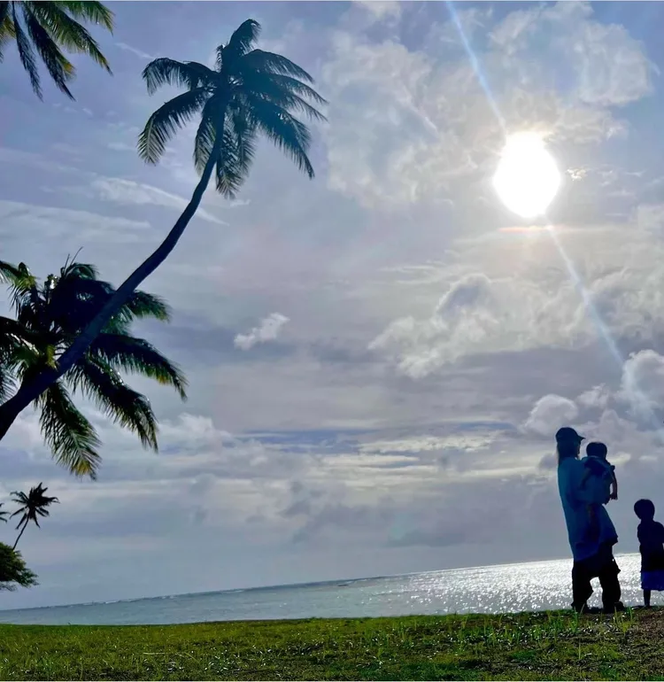 濱崎步在IG分享她和2個孩子的背影照片，也是她首度讓孩子曝光。翻攝濱崎步IG
