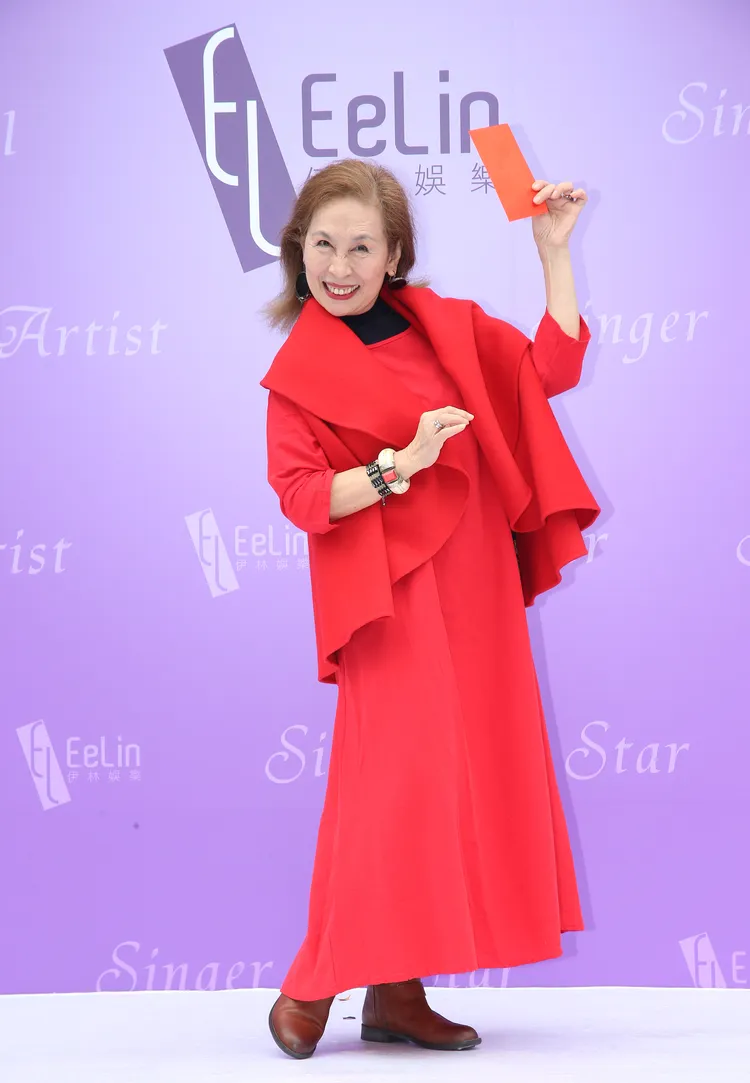 丁也恬開心領紅包。伊林娛樂提供