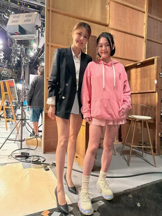 女星曬逆天長腿！小S同框嘆「我要加油了」。翻攝臉書「嚴立婷 Willson & Tina」