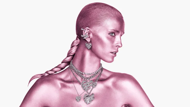 SWAROVSKI情人節形象廣告放大了象徵愛情的粉色主題，整體視覺效果十分搶眼。品牌提供