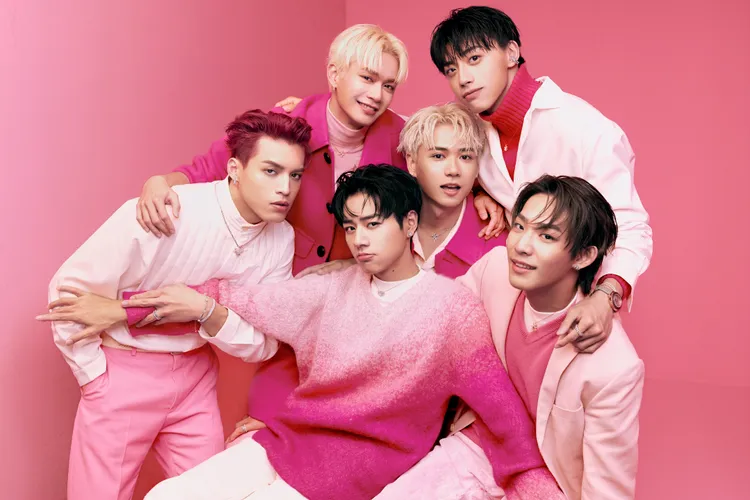 Ozone 6位成員化身粉色系男孩，在SWAROVSKI新作的烘襯下，展現個性中不失俏皮感的姿態。品牌提供