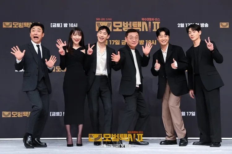 張赫鎮（左起）、表藝珍、李帝勳、金義聖、裴侑藍、辛載夏昨參加《模範計程車2》記者會。翻攝SBS