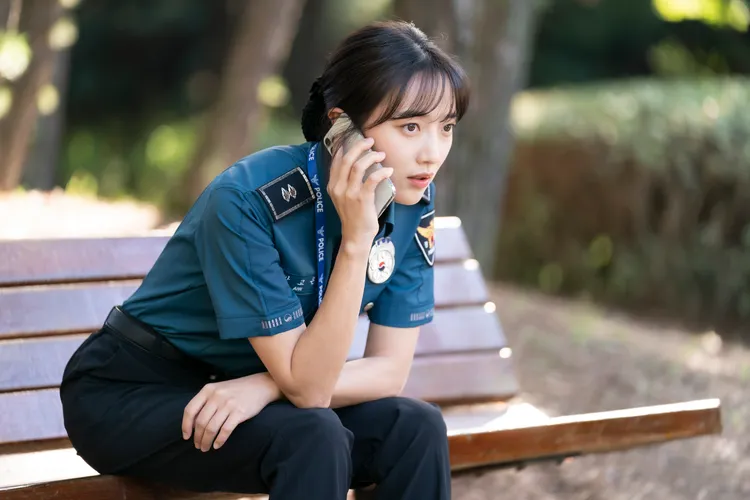 表藝珍第2季通過公務員考試，當上警察。friDay影音提供