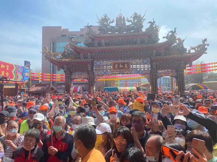 苑裡慈和宮擠滿接駕的信徒。翻攝白沙屯拱天宮臉書