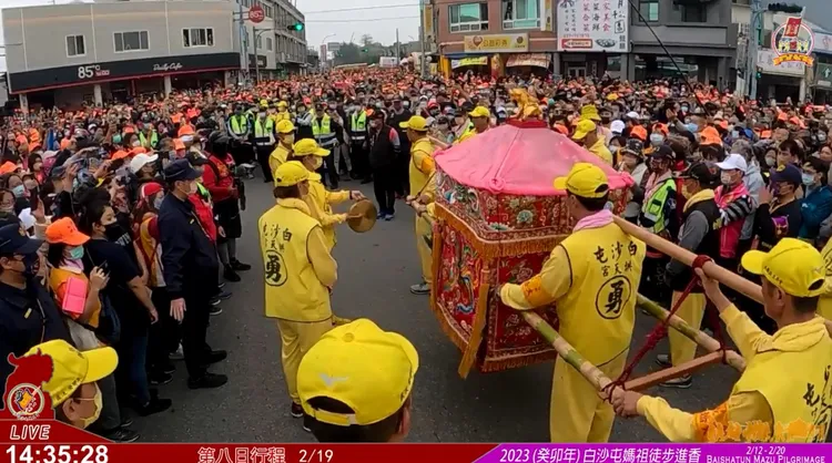白沙屯拱天宮估計，媽祖鑾轎昨天返抵苗栗縣境，約有20萬人接駕。翻攝白沙屯拱天宮臉書