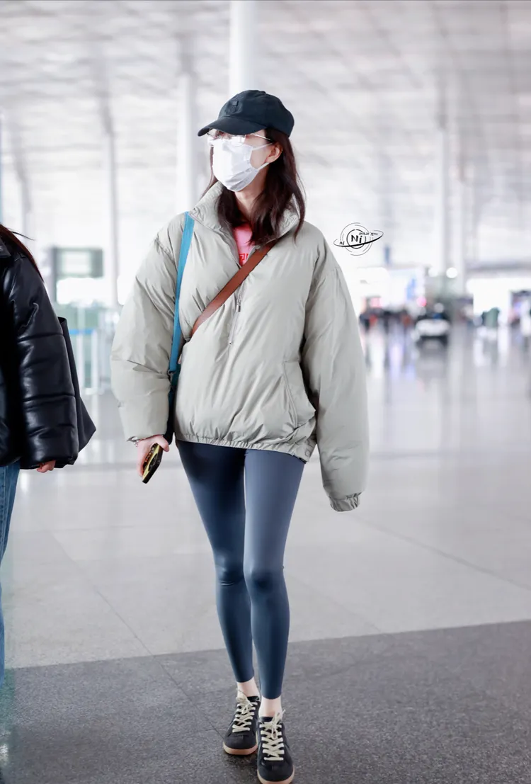 倪妮以貼身瑜珈褲展現運動風穿搭。翻攝明星日常私服微博