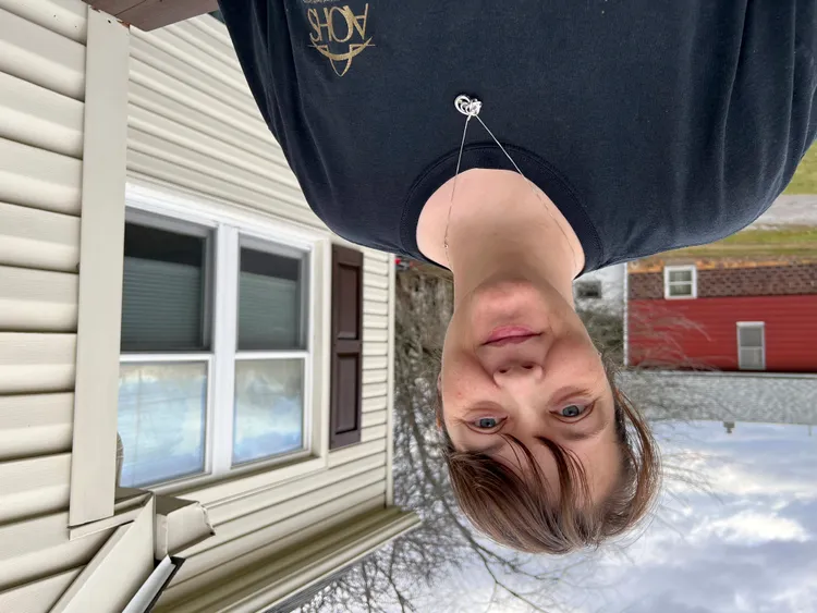 居民亨利的兒子因汙染劇烈咳嗽、眼睛紅如番茄