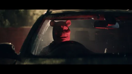 片名自帶辱華!《小熊維尼:血與蜜》毀人童年還對比基尼辣妹下毒手