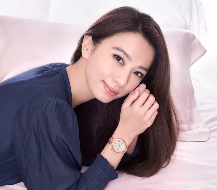 田馥甄以深藍色洋裝的女神造型詮釋「心蕊．台灣限定款」光動能計時碼錶，帶給粉絲滿滿戀愛感。品牌提供