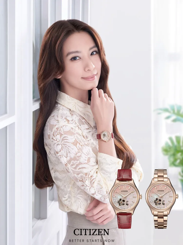 CITIZEN女錶代言人田馥甄以夢中情人的姿態，佩戴搭配紅色小牛皮錶帶的亞洲限定櫻花機械錶拍攝形象照。品牌提供
