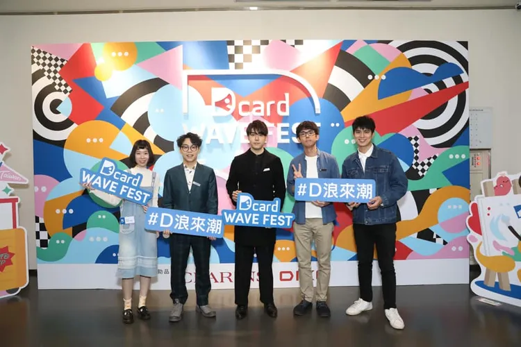 阿滴哭笑不得親回說「有啦」，貼出一張與4人合照相片，證明自己有178公分。翻攝阿滴臉書