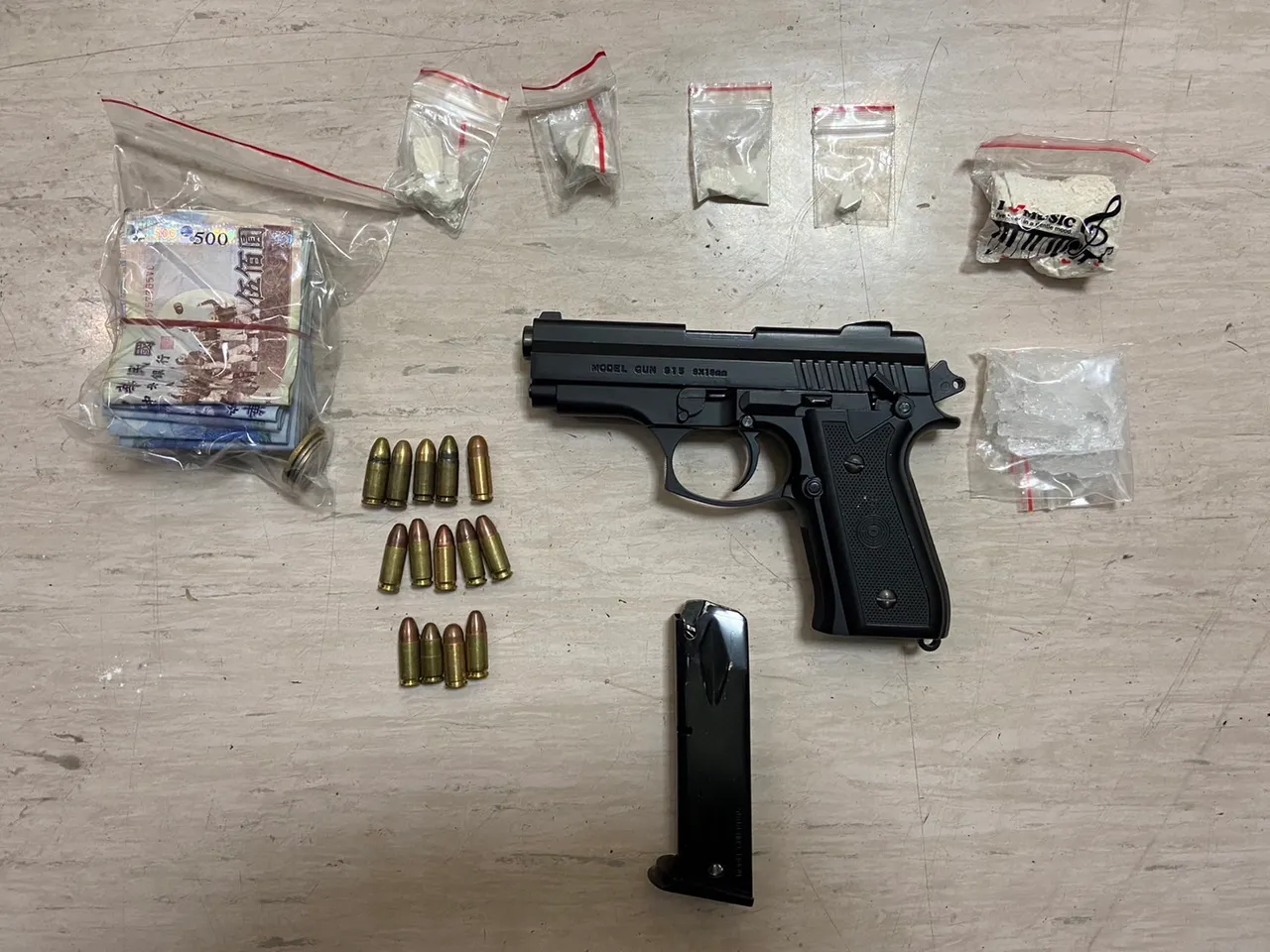 警方在病房內查獲民眾持有槍毒。翻攝畫面