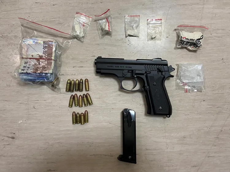 警方在病房內查獲民眾持有槍毒。翻攝畫面