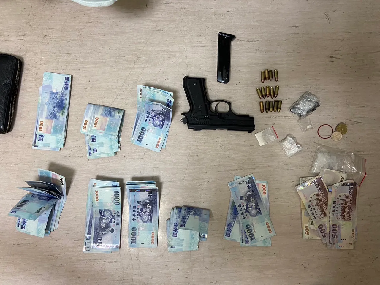 警方在病房內查獲民眾持有槍毒。翻攝畫面