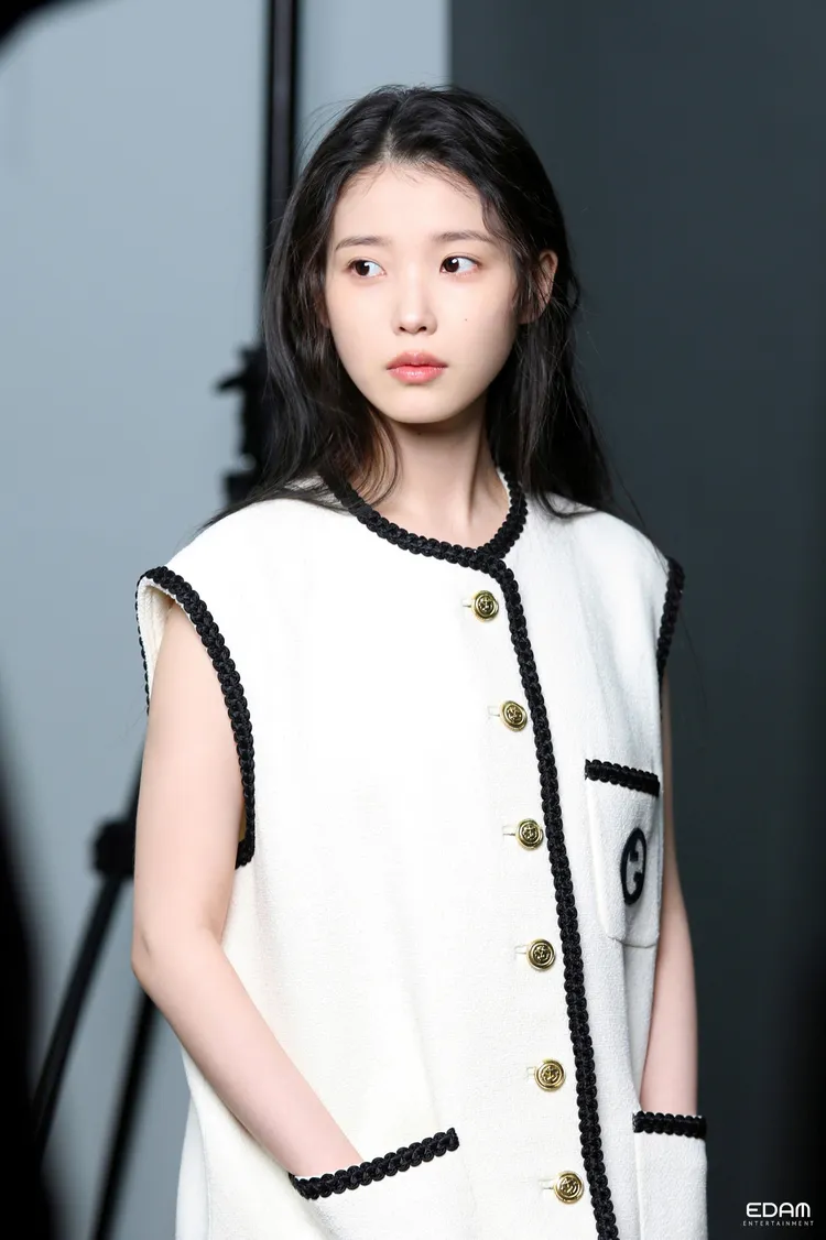 IU接受韓版《哈潑時尚》雜誌訪問。翻攝EDAM娛樂