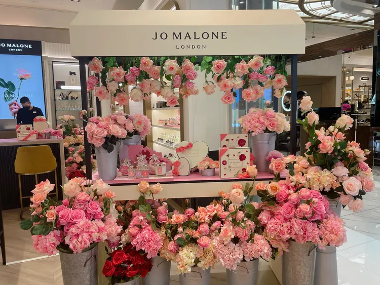 品牌將位在新光三越台北南西店的專櫃，裝飾成浪漫花店。張家玲攝