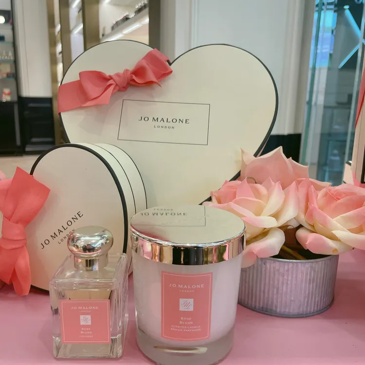 胭紅玫瑰香氛50ml／4050元，與胭紅玫瑰香氛工藝蠟燭200g／2950元。張家玲攝