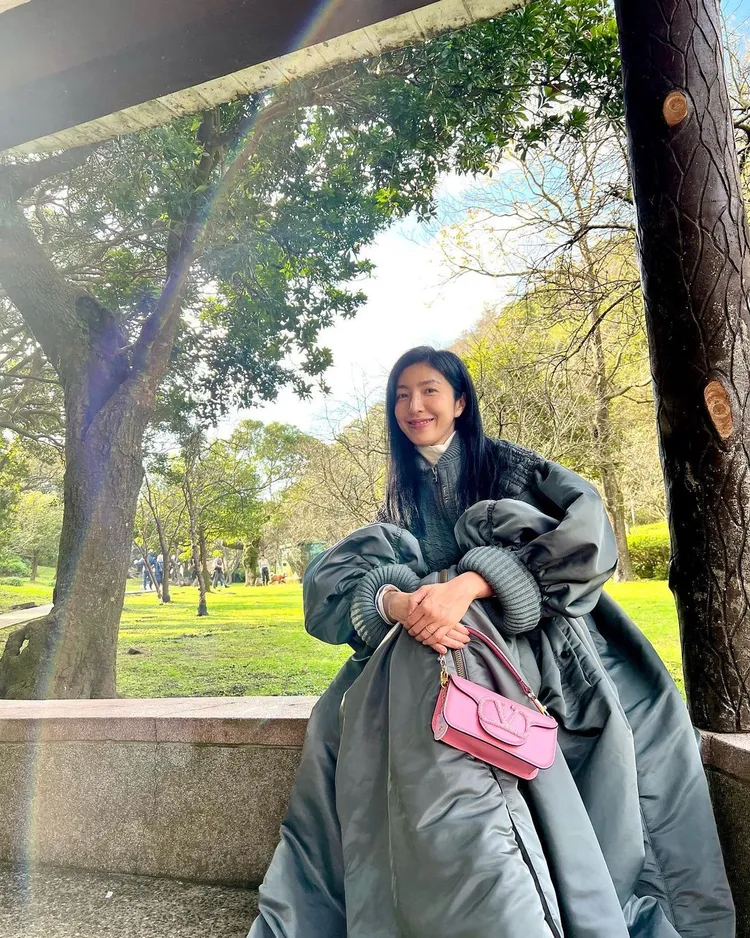 楊謹華早在大年初一分享的拜年美照中，就提前曬出了洋溢浪漫氛圍的VALENTINO的早春新包。翻攝cheryllovel0ve IG