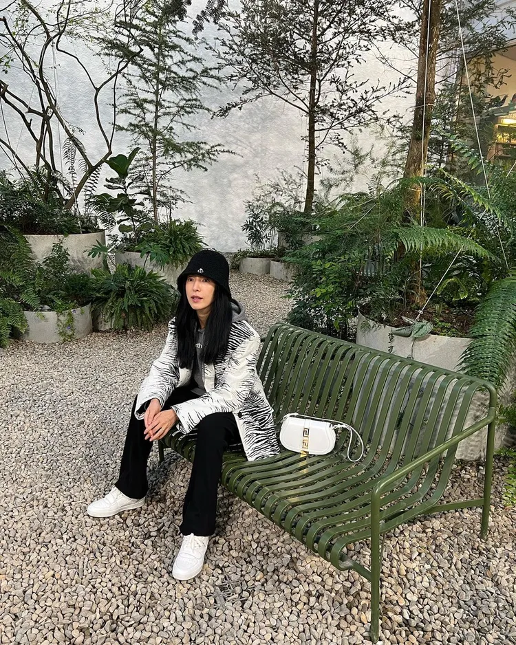 在楊謹華和老公共度的兩人時光中，她又拎上了氣場十足的VERSACE Greca Goddess手袋。翻攝cheryllovel0ve IG