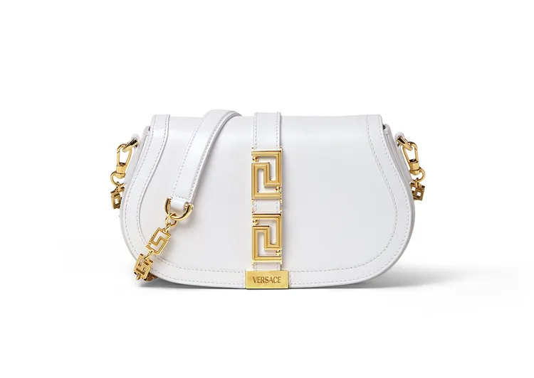 VERSACE Greca Goddess白色小牛皮肩背包，9萬4000元。品牌提供