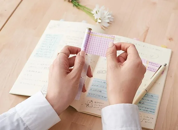 又敗家筆型便利貼自黏便利紙，以筆的造型同時收納3款不同花色的便條紙，不占空間且搭配舒適好寫的紙張大小與材質，加上可愛的外型，成為許多日本人心目中的夢幻文具，售價399元。業者提供