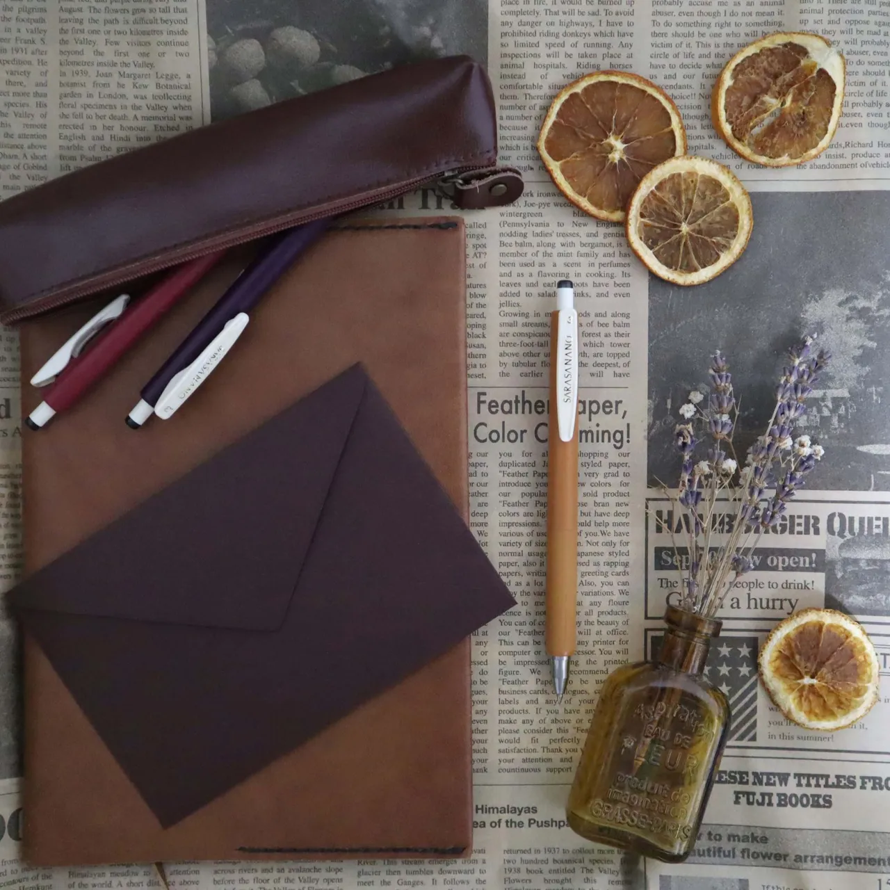 九乘九購物網SARASA NANO鋼珠筆,頂部輕彈力的彈簧設計可以吸收移動筆芯產生的顫動感,筆尖不易卡在紙上,出墨穩定、書寫更流暢,特價64元。業者提供