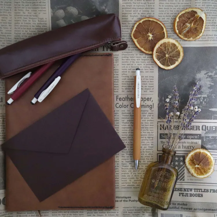 九乘九購物網SARASA NANO鋼珠筆，頂部輕彈力的彈簧設計可以吸收移動筆芯產生的顫動感，筆尖不易卡在紙上，出墨穩定、書寫更流暢，特價64元。業者提供