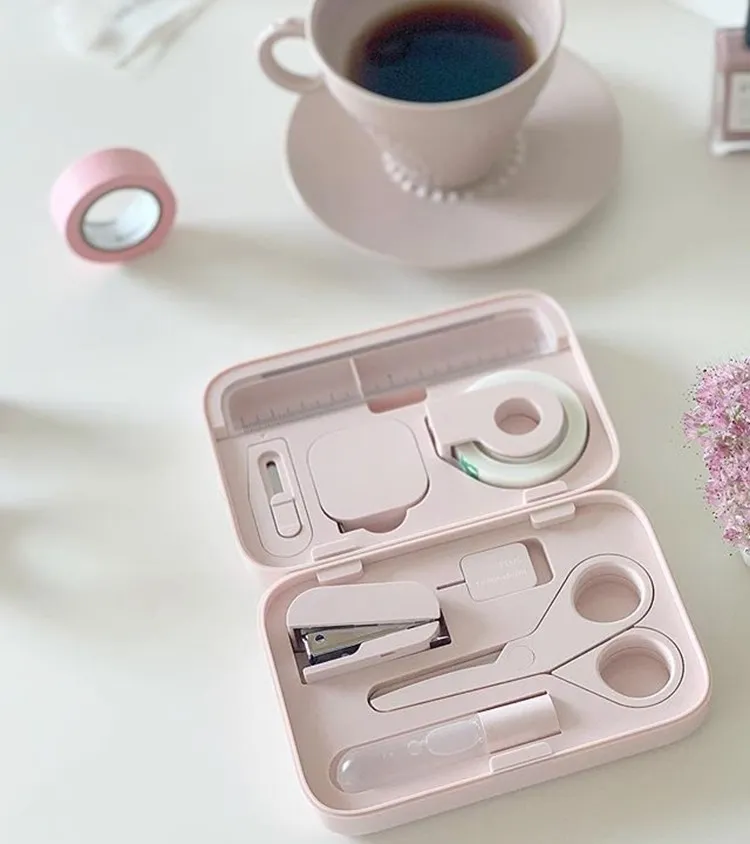 九乘九購物網磁吸文具組,磁吸設計開闔時更加順暢,精選剪刀、尺、膠帶、釘書機與膠水等8種常用文具,攜帶方便且輕巧實用,特價1710元。業者提供