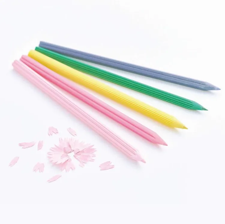 哇哇蛙居家生活百貨環保花色鉛筆，兼具實用、精巧細緻外型與廢紙加工製作的環保特色，除獲得日本文具大賞外，同時榮獲德國iF設計獎，色鉛筆橫切面為日本傳統花朵造型，削鉛筆時彷彿落下美麗的花瓣，相當具有巧思，售價750元。業者提供