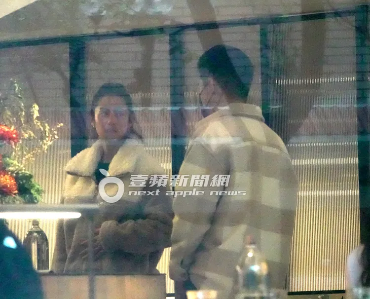 莫允雯（左）摸著剛吃撐的肚子付帳。特勤中心攝