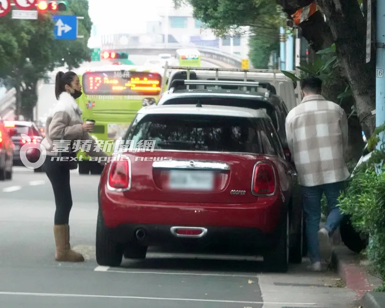 莫允雯（左）坐上駕駛座，載著韓系男。特勤中心攝