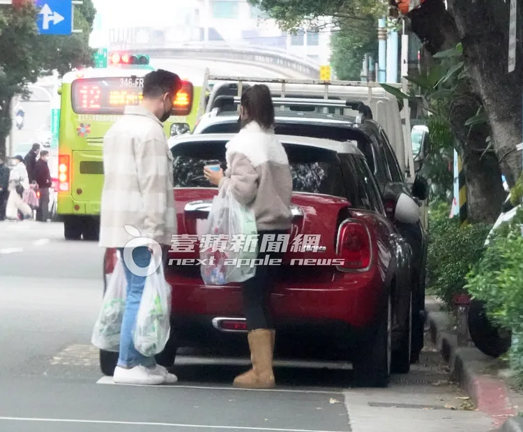 韓系男貼心幫忙提東西。特勤中心攝