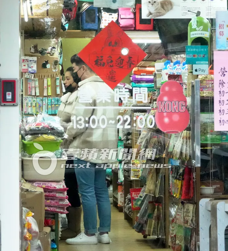 韓系男和莫允雯（左）在寵物店挑選貓用品結帳。特勤中心攝