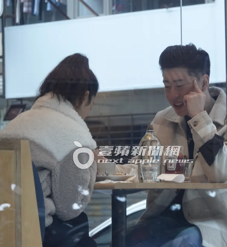 韓系男笑著和莫允雯（左）共進午餐。特勤中心攝