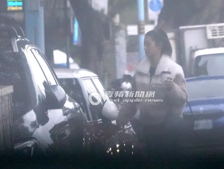 莫允雯將車停好，確定車門鎖上。特勤中心攝