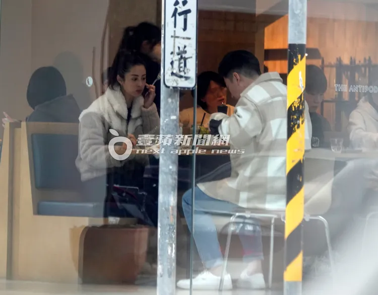 莫允雯（左）不顧形象在韓系男面前抓癢。特勤中心攝