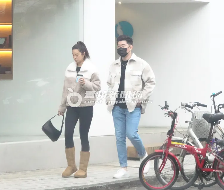 莫允雯（左）和韓系男穿著情侶裝走在街上。特勤中心攝