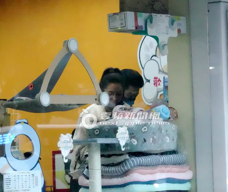 莫允雯（左）和韓系男一同為愛貓挑選日用品。特勤中心攝