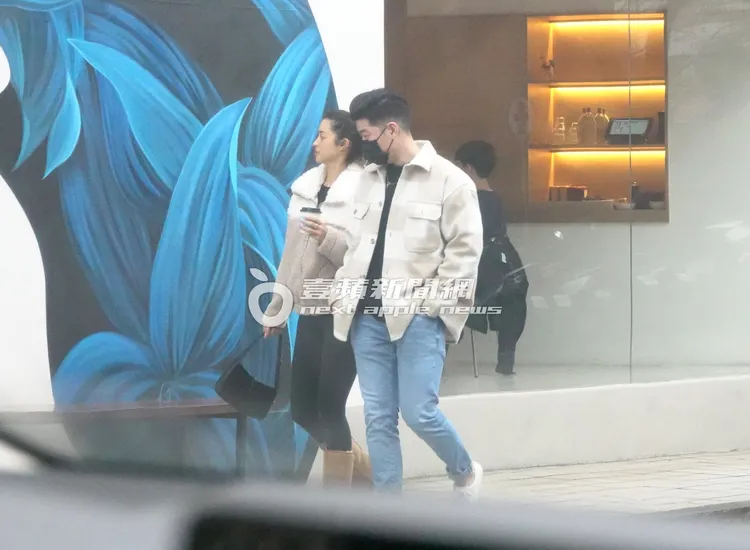 莫允雯（左）和韓系男肩並肩一同欣賞牆壁上的畫。特勤中心攝